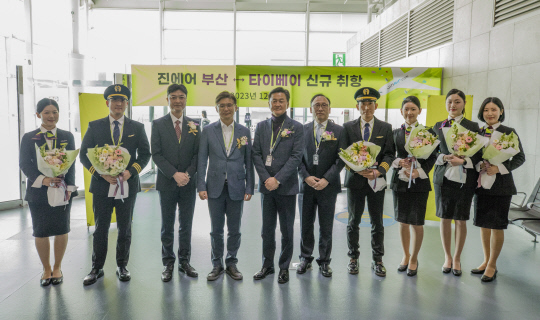 지난 5일 김해국제공항에서 열린 진에어의 부산~타이베이 신규 노선 취항식에서 박병률 진에어(왼쪽에서 4번째) 대표와 임직원들이 기념 사진을 촬영하고 있다. 진에어 제공